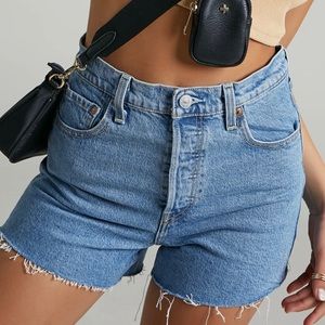 NWT LEVI’S Ribcage Jean Short in Tango Stonewash Blue Denim - Size 26